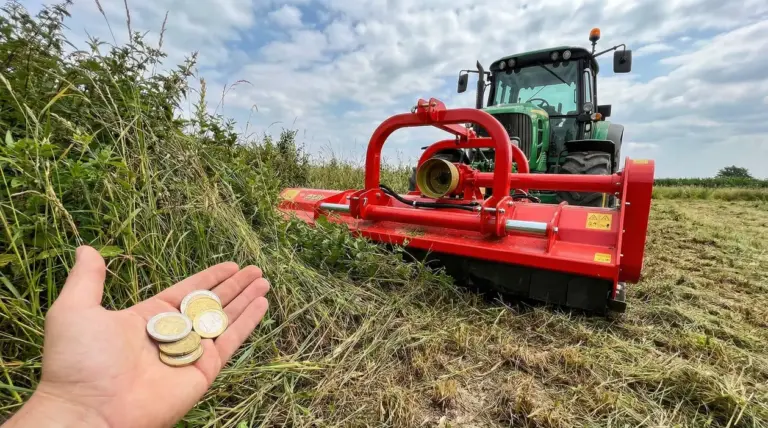 Trattore con trinciastocchi su campo e una mano che mostra monete