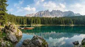 Lago alpino circondato da foreste e montagne, con una barca in legno su un pontile